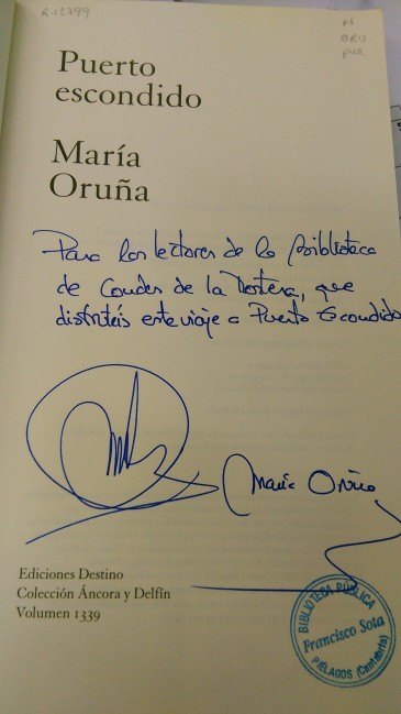 María Oruña dedica un ejemplar de sus ...