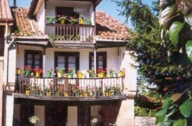 Casa popular entre muros cortafuegos