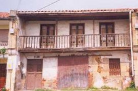 Casa entre muros medianiles