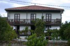 Casona con doble balcón