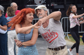 Sábado de baile al aire libre al ritmo ...