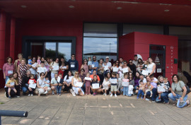 Adultos y niños corren juntos para ...