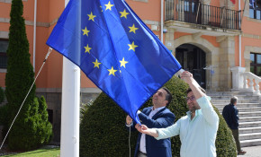Izado de la bandera de la Unión Europea