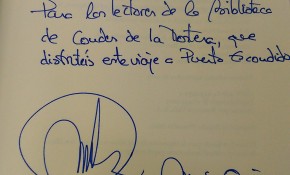 María Oruña dedica un ejemplar de sus ...