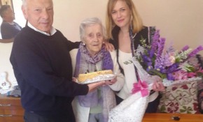 Piélagos felicita a una vecina ...