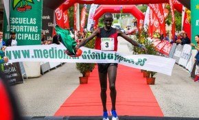 Los keniatas Kiprono Menjo y Pamela ...