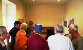 La alcaldesa de Piélagos atiende, ...