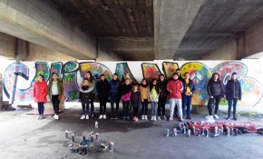 Cerca de una veintena de jóvenes ...