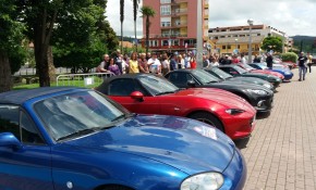 Medio centenar de vehículos ...