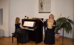 La soprano Montserrat Obeso acompañada ...