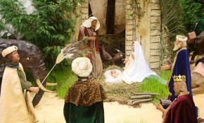 Más de 20 figuras de gran tamaño, ...