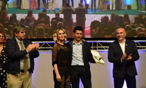 El atleta Javier Crespo recibe la ...