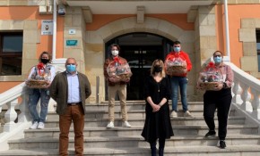 Entregadas cuatro cestas con productos ...