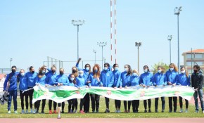 El equipo de atletismo femenino de ...