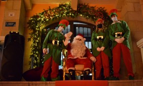 Papá Noel se encuentra con los niños ...