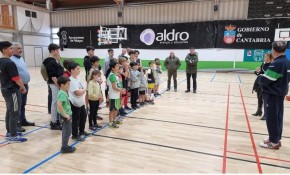 Cerca de una treintena de niños ...