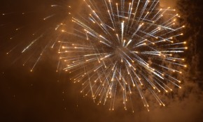 Un espectáculo piromusical llena de ...