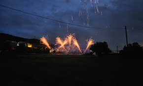 Un espectáculo piromusical llena de ...