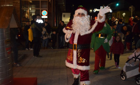 Papá Noel, acompañado por sus elfos, ...