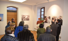 Mujeres mayores “ocupan” de la mano ...