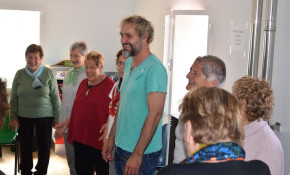 Vecinas de Boo practican la risoterapia ...