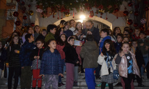 Los niños encienden la Navidad de ...