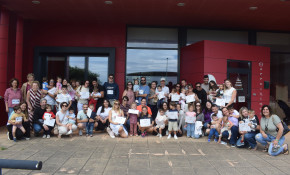 Adultos y niños corren juntos para ...