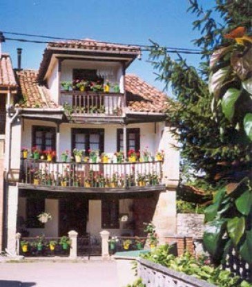 Casa popular entre muros cortafuegos