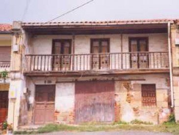 Casa entre muros medianiles