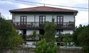 Casona con doble balcón