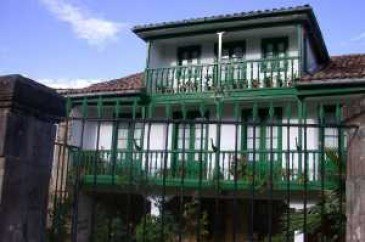 Arquitectura montañesa, con escudo y ...