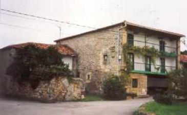 Casona montañesa con doble solana