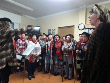 Los vecinos de Boo de Piélagos cantan ...