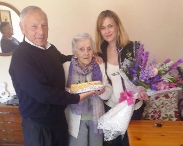 Piélagos felicita a una vecina ...