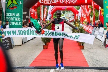 Los keniatas Kiprono Menjo y Pamela ...