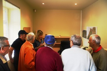 La alcaldesa de Piélagos atiende, ...