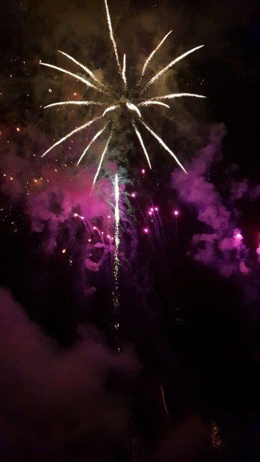 Un castillo de fuegos artificiales ...