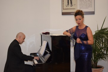 La soprano Mónica Luezas y el pianista ...