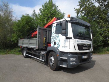 En servicio un nuevo camión, con grúa ...