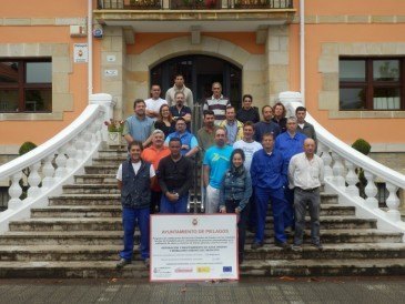 28 Personas desarrollan el proyecto de ...