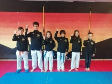 6 karatecas del Club Kime de Boo de ...