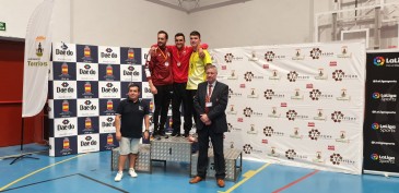 El profesor de la Escuela municipal de ...