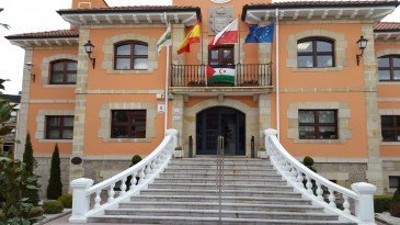 La bandera saharaui ondea en el balcón ...