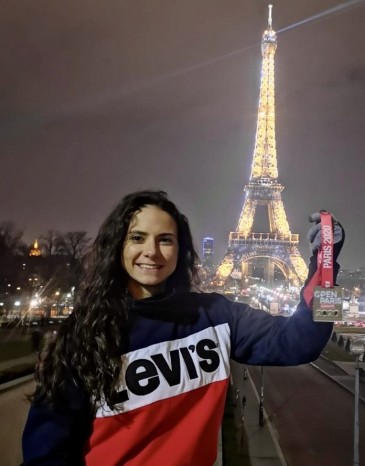 Carlota Fernández se cuelga la medalla ...