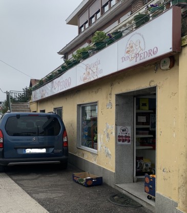 Una carnicería, un supermercado y una ...