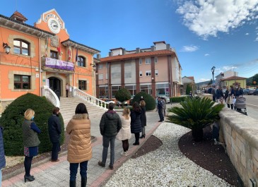 Piélagos guarda un minuto de silencio ...