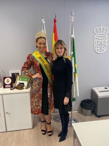 La alcaldesa de Piélagos recibe a ...