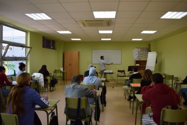 15 personas desempleadas se enfrentan ...