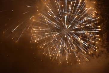 Un espectáculo piromusical llena de ...