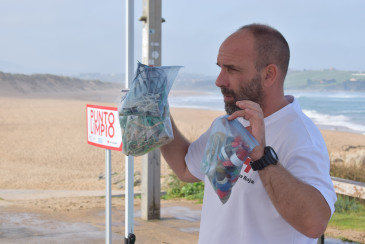 Voluntarios de Cruz Roja Cantabria, ...